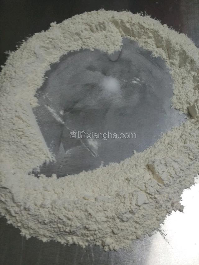 把面围圈，圈内放好酵母粉，再加点白糖发酵起来更好