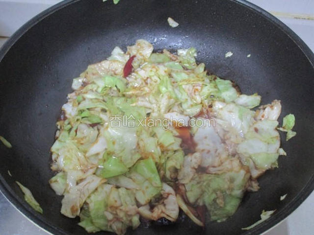 加入干辣椒煸炒均匀后，再加入调好的料汁
