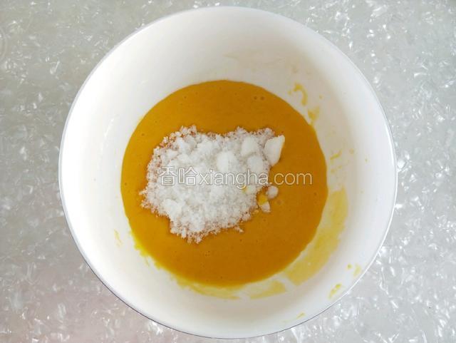 一次性加入白糖，用手动打蛋器打匀。