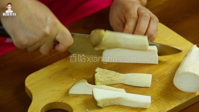 擦干水分，切成两等份
