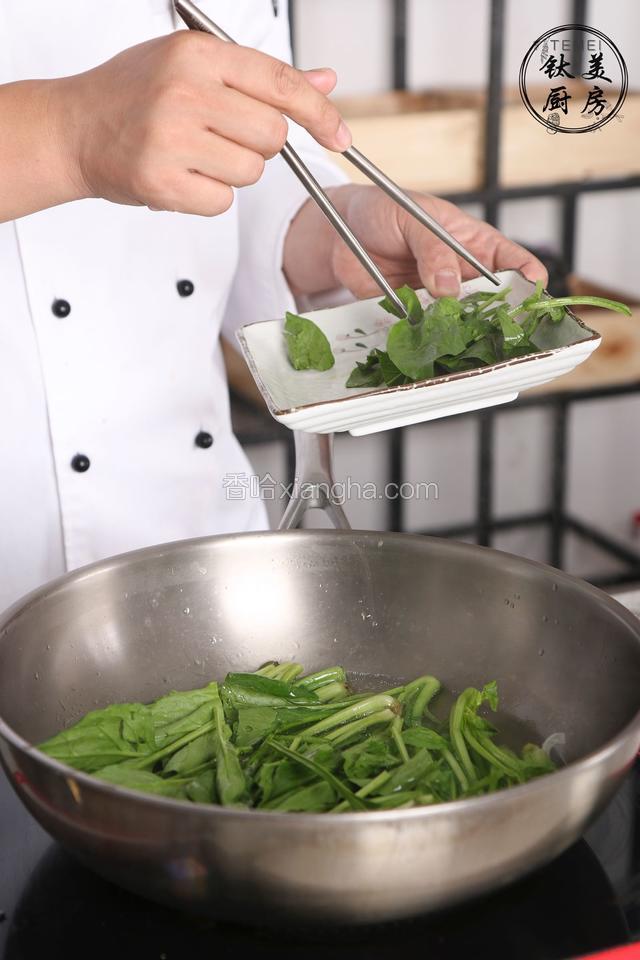 等水开了以后下菠菜，先放菠菜根再放菠菜叶，