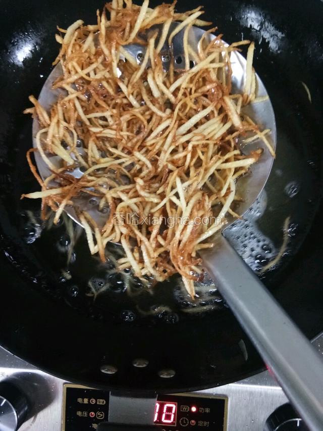 炸至金黄色捞出。