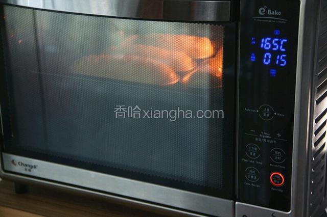 放入烤箱，上下火165度，烤15分钟