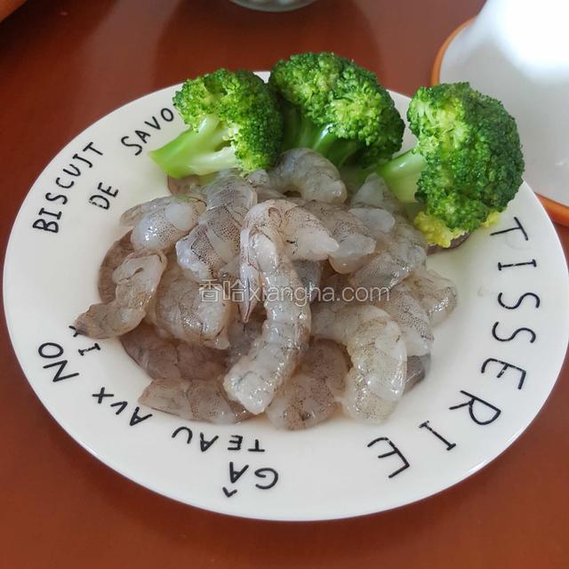 鲜虾洗净去头去尾去壳挑出虾线
西兰花用面粉水浸泡10分钟后倒进锅里加水过几分钟后捞出沥干水分。