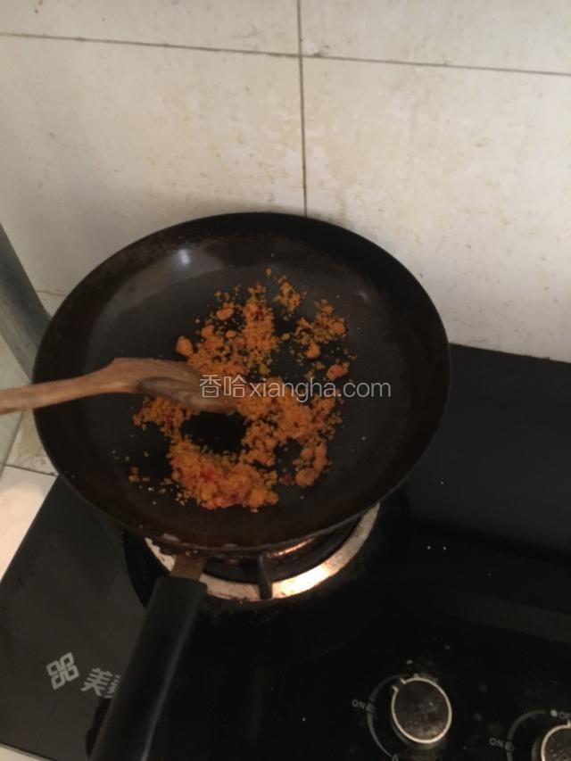 把榨广椒放热锅炉加热弄碎，盛入碗中！