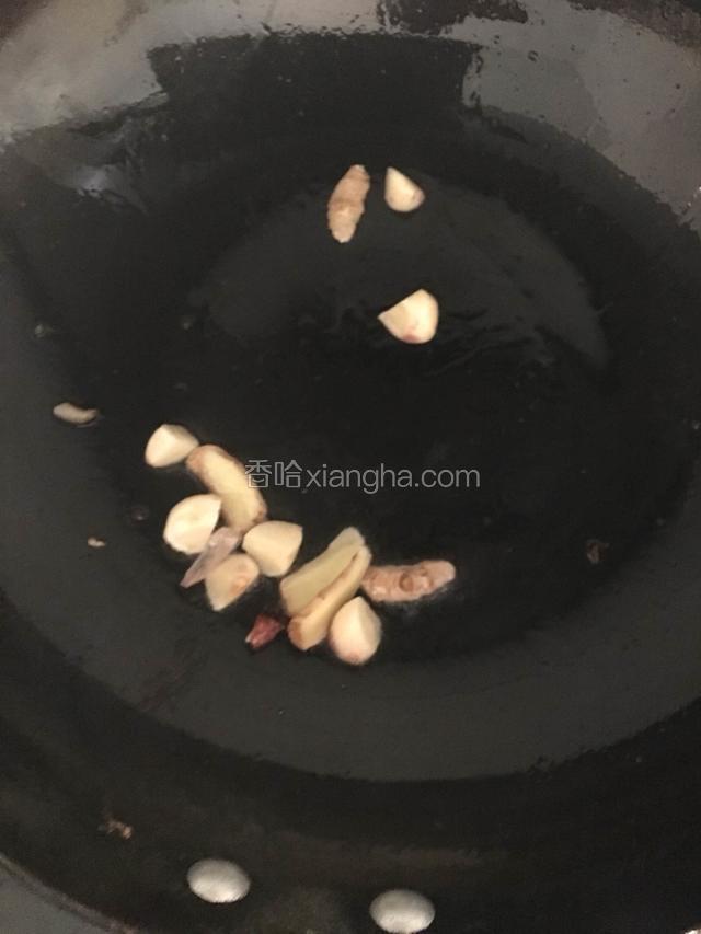 趁热锅下入姜蒜