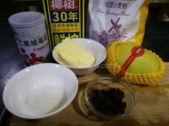 黄油与白糖搅拌均匀。