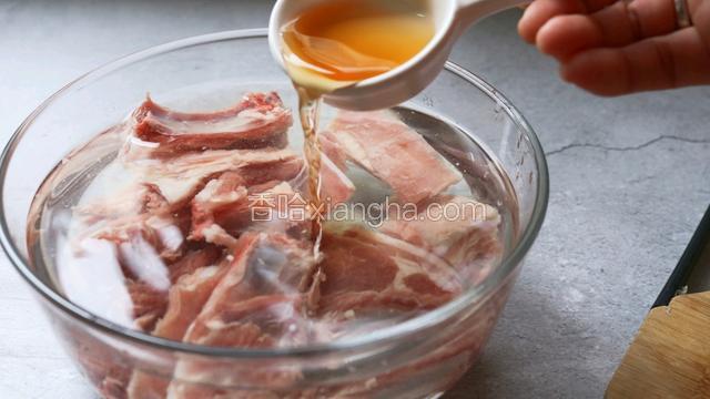 羊排剁成块 加料酒浸泡半小时去腥