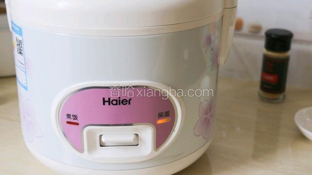 按下电饭煲加热键
等自动跳到保温键 再焖10分钟左右即可