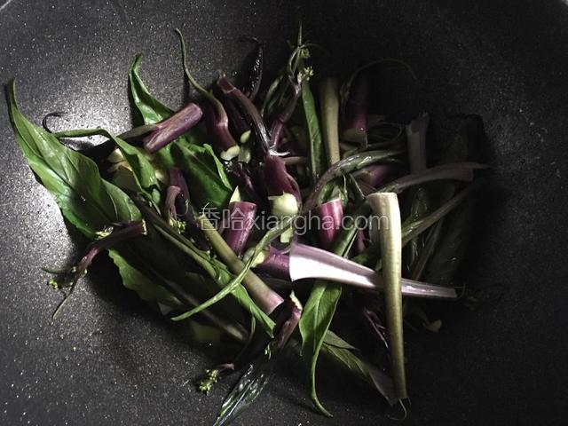 放红菜苔进去一起翻炒，炒断生