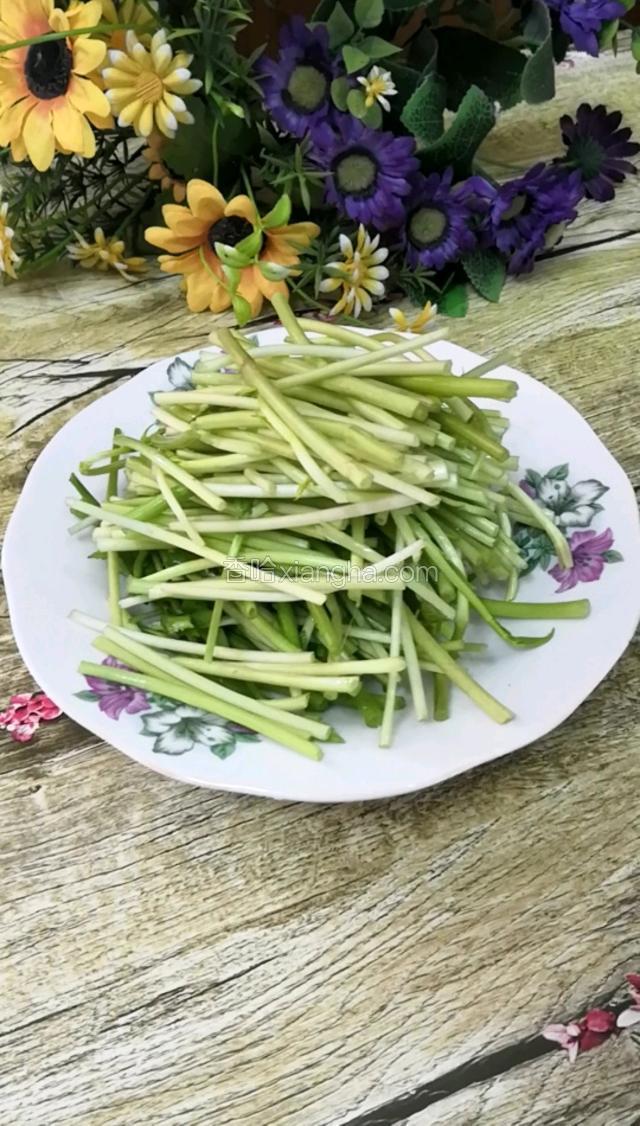 水芹洗干净，切段