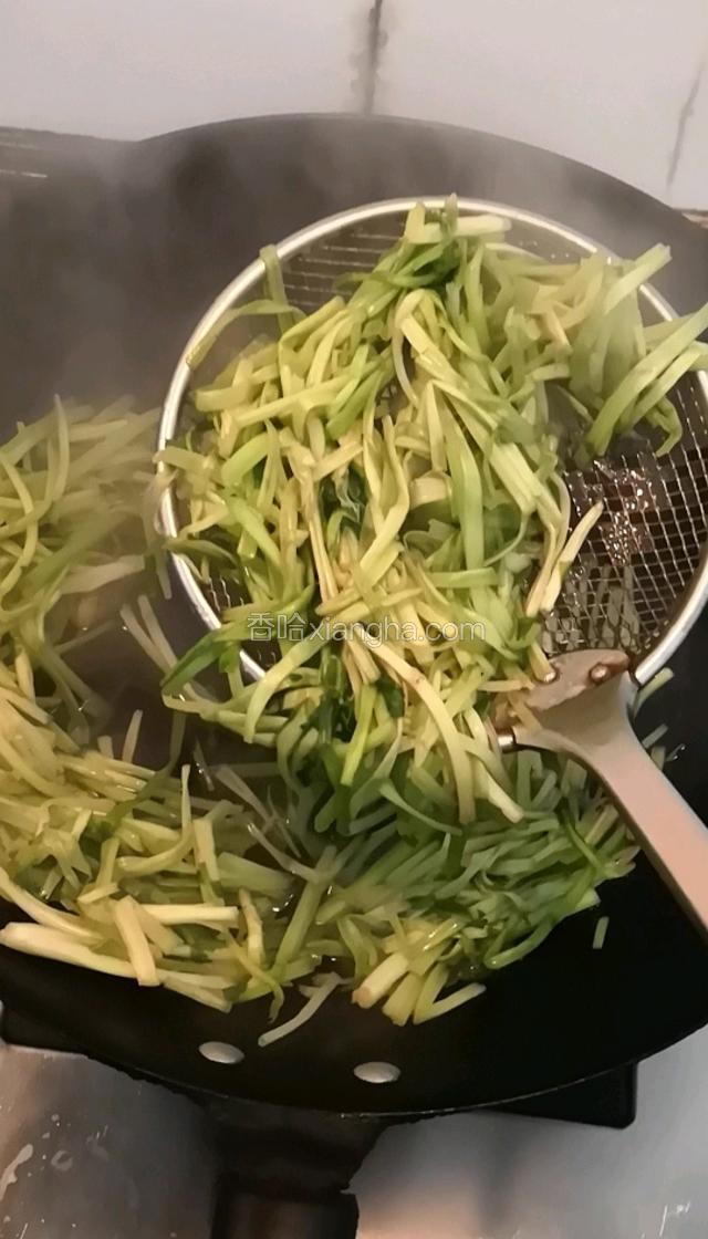 水芹断生后，捞出