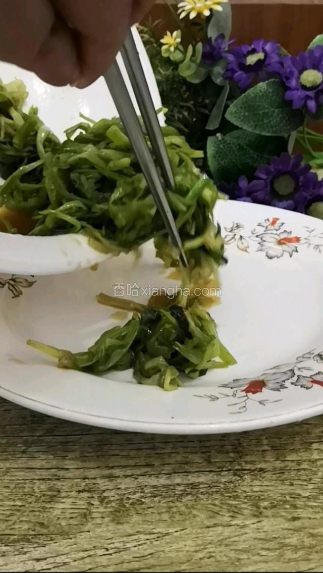 搅拌好的水芹，即可装盘