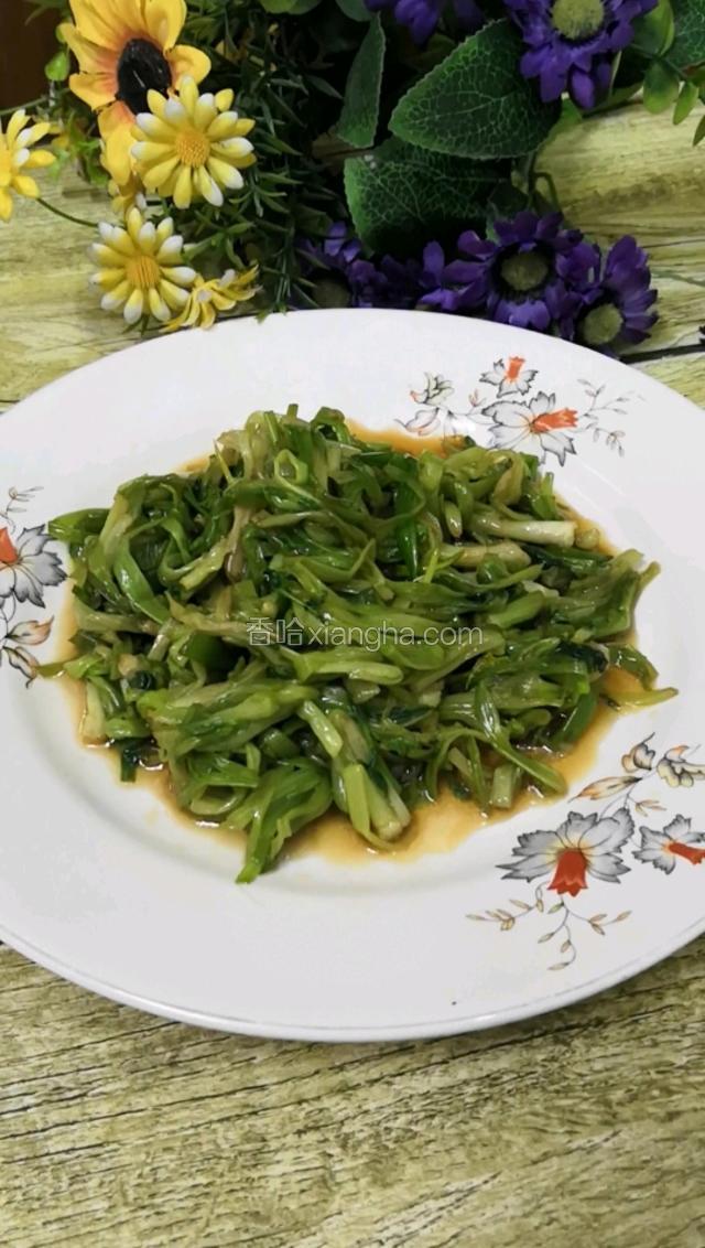 这样的凉拌水芹，味道脆嫩爽口，非常好吃