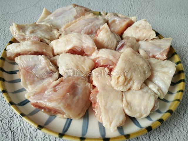 准备好鸡翅中，剁成小块,可以一个鸡翅分为二