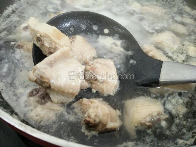 凉水上锅焯水去血沫子