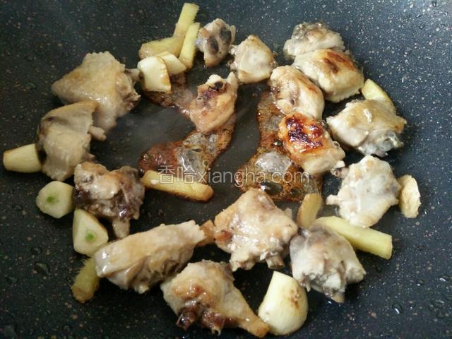 这时候可以把冰糖和姜蒜放进去，冰糖小火熬化成焦糖色
