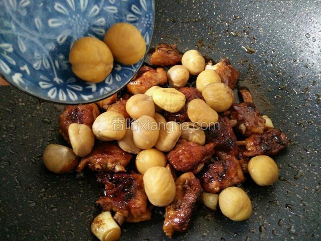 炒匀上色之后，加入板栗