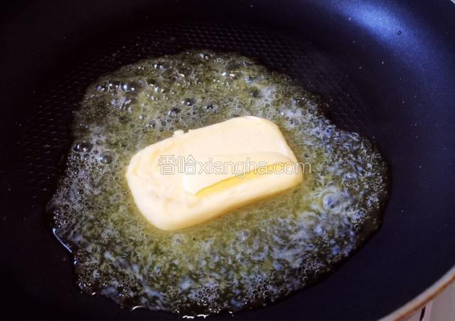 不粘锅小火加热，放入黄油融化