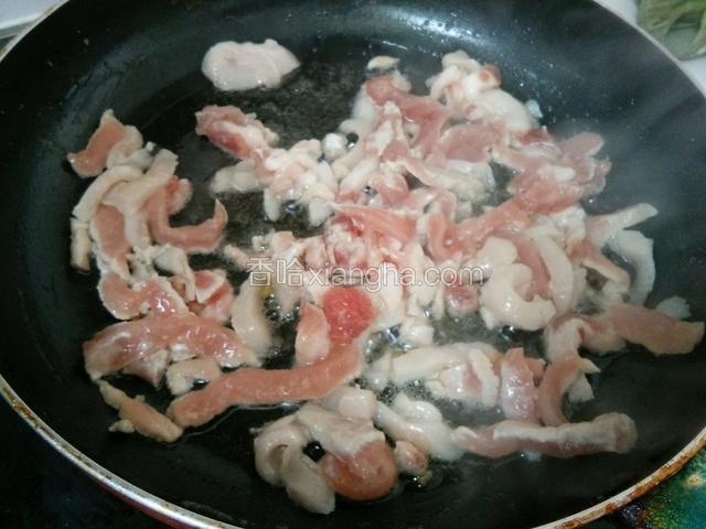 热锅放油，把肉煸香
