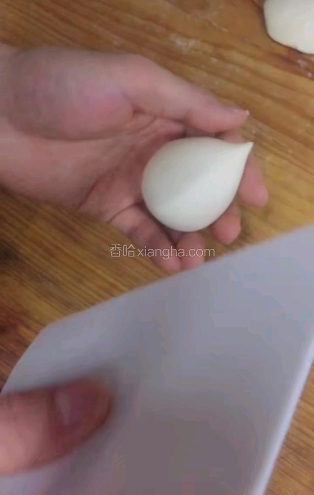 搓成尖尖的后，用胶刮刀在中间压个纹路，