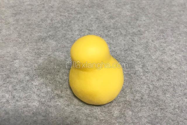 利用虎口做出皮卡丘的身体。