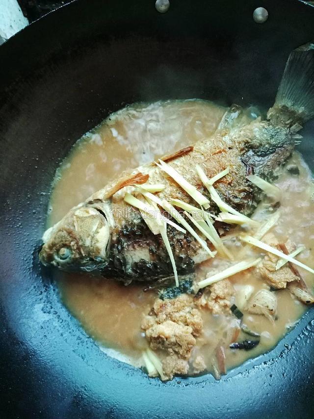 揭锅，洒入少许姜丝，再次盖锅煮1分钟