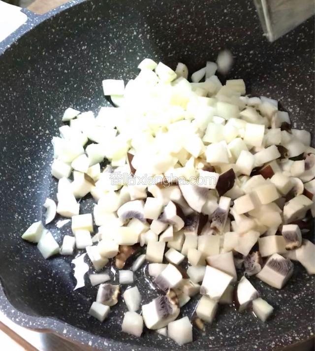 油热后放入牛肝菌。