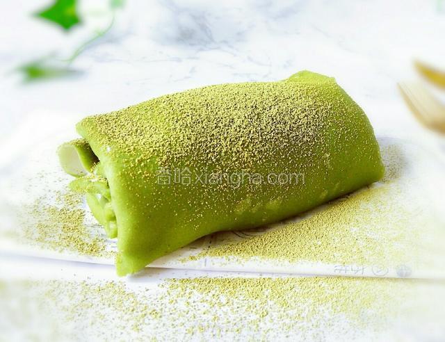 从一头卷起放冷藏保存定型一夜
食用之前筛抹茶粉即可切开