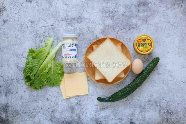 准备好所需食材和配料。