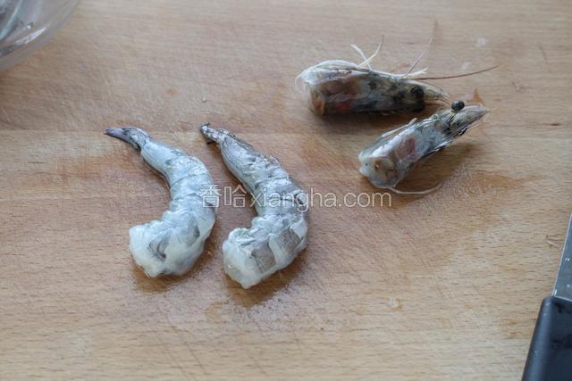 大虾去掉头部，然后剥去外壳，开背取出虾线洗净。