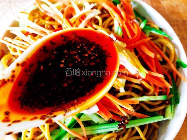 淋入红油。