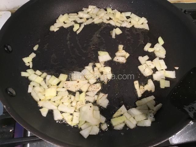 橄榄油烧热,加入洋葱炒香，并加入胡椒粉；
