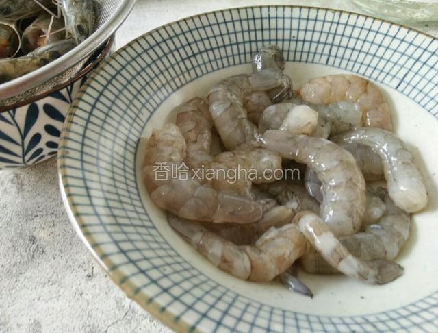 准备好大虾，去头去虾壳，只留虾仁