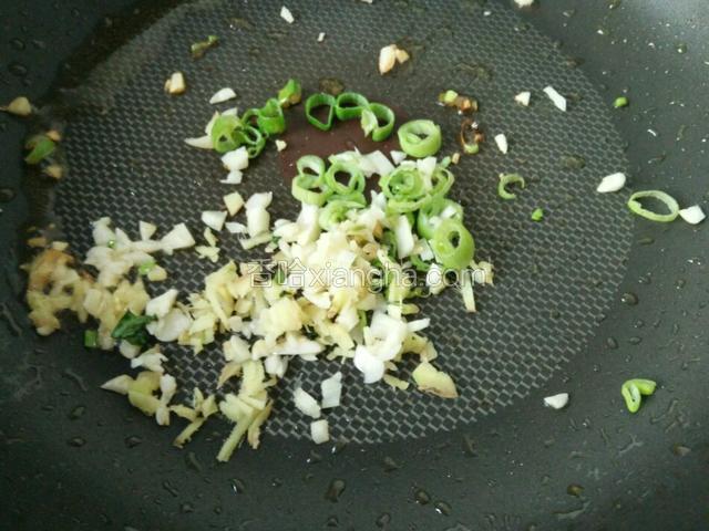 锅中留少许油，加葱姜蒜炒香