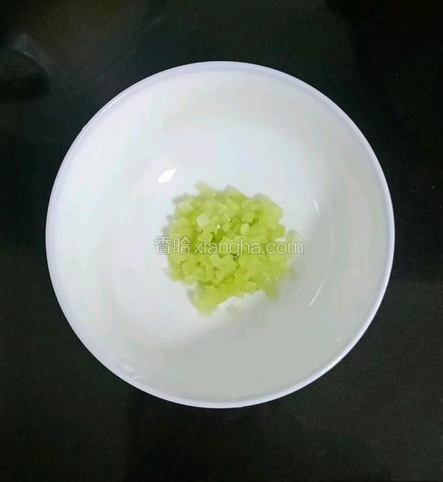 莴笋焯水后切小丁