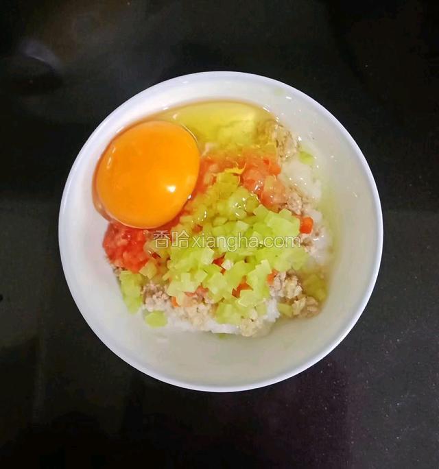 再磕入一个鸡蛋