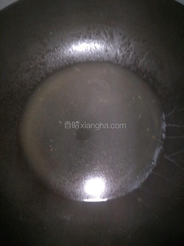 蒸好后汤汁入锅烧开，加入一点儿酱油颜色不要太深，放入一滴香油搅拌均匀淋在上面就可以了放上红椒丁做装饰
。