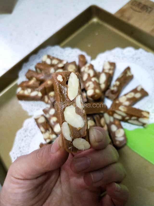 放会儿，约四十度的时候，不要等凉透了再切，我是用菜刀切的。