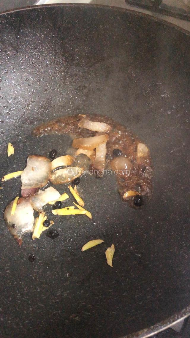腊肉爆出油后，放姜，豆豉略炒，放酱油，糖。
