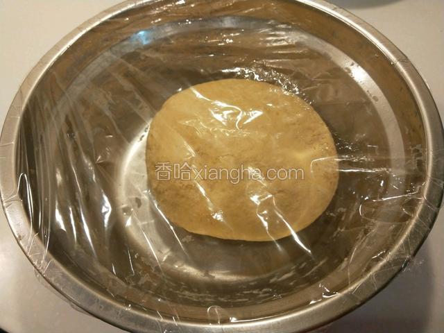加入面粉，白糖，蜂蜜，酵母，合成面团发酵。