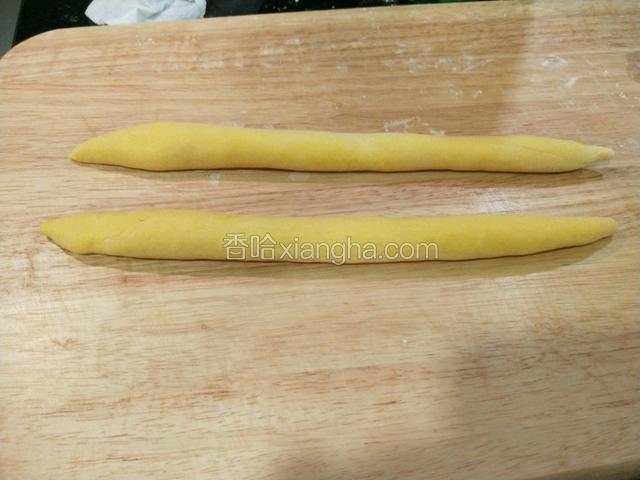 发好的面团在次揉均匀，做成两个一样大小的面剂子，在搓成龙身。