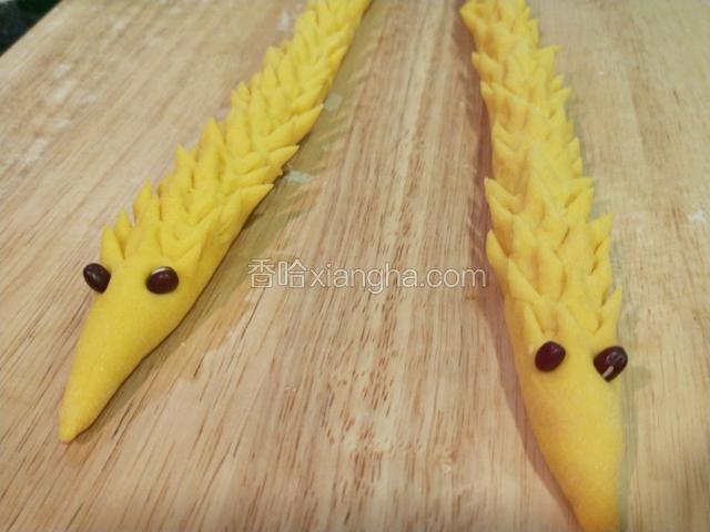 用黑豆做龙眼睛。