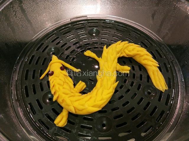在给它做出龙脚。