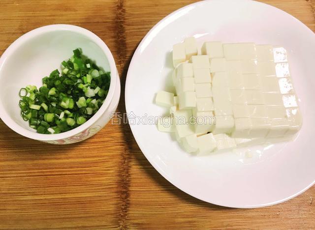 葱切葱花，内脂豆腐切1.5厘米大小的丁备用。