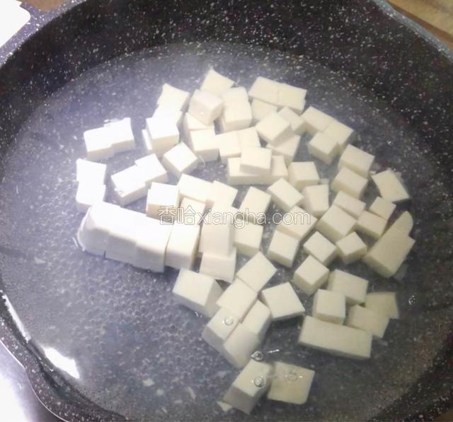 放入豆腐煮10分钟。（一直开小火且水保持似开非开的状态）