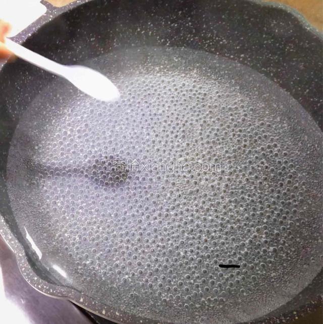 锅里烧水，开始冒密集的水泡还没开时关小火，放一勺盐。