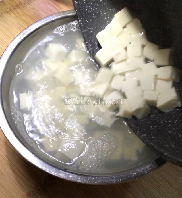 连汤带给水一起倒入料理盆中。