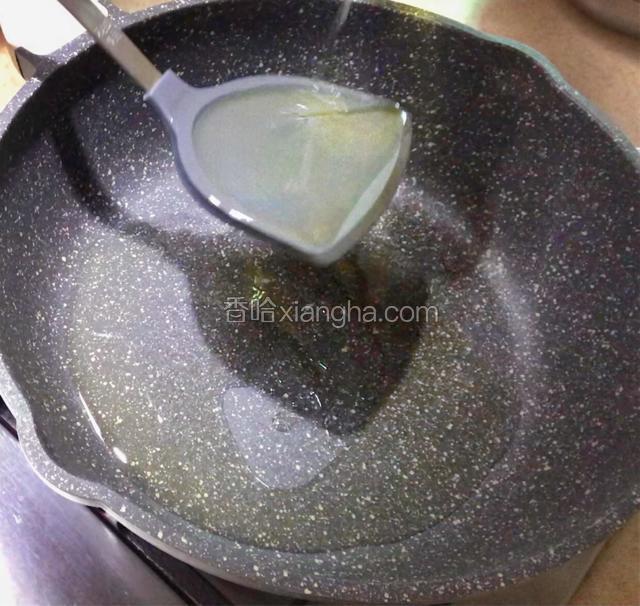 热锅倒油。