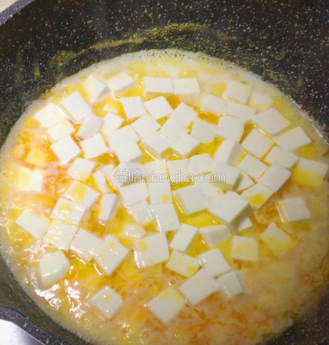 舀入豆腐煮6-10分钟。